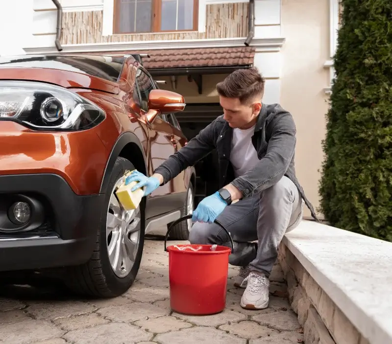 Lavage auto à domicile Échauffour : professionnel intervenant sur un véhicule